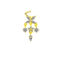 Détail d'un piercing de nez doré avec pendentif fleur, glands en zircone et barre en L - Style Fleur à Franges