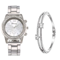 Détail d'un ensemble montre argentée en strass et bracelet en cristal sur fond blanc - Ensemble Montre et Bracelet Argentés
