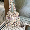 Borsa shopping in tela floreale beige con tulipani blu e viola e piccoli pois rossi - Ramo di Tulipano Blu