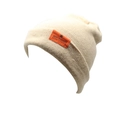 Detalle de gorro de punto fino con etiqueta de estrella naranja en tela blanco hueso - Circunferencia de la cabeza 56-61cm / Beige