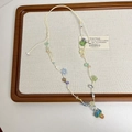 Vue détaillée du collier floral fait main avec un pendentif en forme de champignon - Style D Perles Colorées & Petit Champignon (Cordon)