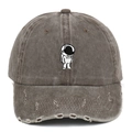 Gorra de béisbol de algodón lavado vintage con bordado de astronauta y visera raída - Ajustable / Café Distressed