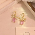 Orecchini a fiocco dorati con micro cristalli e gemma rettangolare rosa scintillante - Rosa