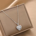 Collier cœur en argent avec incrustation d'opale blanche et détails en cristal - 8974-argent