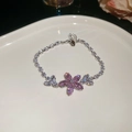 Vista macro del bracciale in argento con zirconi rosa e bianchi e catena di estensione - Bracciale a Fiore / Argento-Rosa