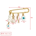Detailed size chart of a gold evil eye safety pin brooch with decorative charms - Pearl Chili Style (BE1729WH00)