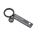 Llavero Drive Safe de acero negro con grabado de corazón y colgante letra M - Negro