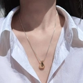 Collana con ciondolo a goccia d'oro minimalista con lunga catena a serpente argentata - Contrasto Oro e Argento