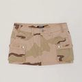 Dettaglio di minigonna cargo mimetica deserto con multitasche e finiture in metallo lucido - XS / Camuffamento del Deserto