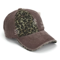Détail macro d'une casquette délavée avec patch léopard et broderie Stay Forever élégante - Taille unique / café