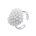 Dettaglio macro di eleganti perle bianche su un anello vintage in argento aperto - Cuore Color Platino