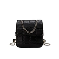 Détail d'un sac à dos en cuir matelassé noir avec chaîne argentée et décor de cœur - Noir