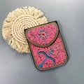 Sac bandoulière bohème rose fait main avec broderie de perles, motifs fleurs et chaîne - Flèche De Cupidon Rose