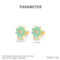 Detalle macro de pendientes de loto vintage con esmalte azul y centros de circón brillante - 11mm Dorado Flor de Esmalte Verde (KE108795-LX)