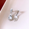 Detail der silbernen Gabel und Löffel Ohrstecker mit glatt polierter Metalloberfläche - Ohrstecker (WE5776) / Silber