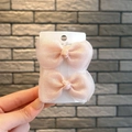 Paar hellrosa Haarspangen mit Netzschleifen für Mädchen mit dezentem Glitzer auf Karte - 2-Teiliges Set / Beige Gaze