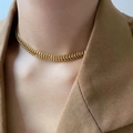 Collier ras du cou tressé plat doré en acier inoxydable porté avec un blazer marron - Collier Tressé Or (994-1)