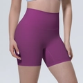 Gros plan d'un short de yoga violet à taille haute en tissu extensible - S / Pourpre Magenta