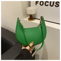 Détail du sac à bandoulière croissant en cuir PU vert avec texture lisse et zip en métal - Vert