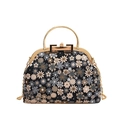 Détail de la broderie florale vintage et de la poignée en métal du sac coquille - Kaki