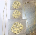 Dettaglio della collana a catena a sfere dorate in acciaio su fondo di legno rustico - Oro - Catena a Sfere