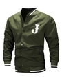 Detail van geborduurde J-patch en geribbelde kraag op een groen heren varsity jack - S / Legergroen