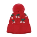 Detaillierte Strickstruktur und Kirschstickerei auf der roten Wintermütze mit Bommel - M (52-54cm) / Rot