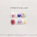 Primer plano detallado de uñas postizas hechas a mano con arte de dibujos animados - XS / Estilo Cuadrado Redondo Corto