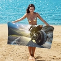Serviette de plage microfibre avec imprimé paysage moto réaliste avec montagnes et motard - B60-Moto de Course / 160cm x 80cm
