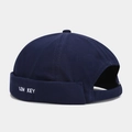Detailansicht der dunkelblauen Miki-Mütze mit weißer LOW KEY Stickerei aus Baumwolle - Verstellbar / Marineblau