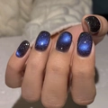 Faux ongles courts œil de chat étoilé avec dégradé bleu-noir et finition pailletée - Ciel Étoilé Œil de Chat Avec Colle (BZ1776)