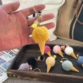 Détails de porte-clés en peluche forme glace colorée avec pompons doux et anneaux métalliques - Jaune
