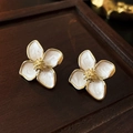 Eleganti orecchini a lobo a fiori in smalto bianco e placcati oro su vassoio di legno - Perno d'Argento - Orecchini a Bottone con Fiore Bianco