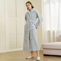 Dicker grauer Korallenfleece-Bademantel für Damen mit Schalkragen und knöchellang - M / Himmelblau