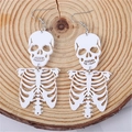 Gotische Punk Skelett Ohrringe in Weiß für Halloween Outfits auf einem Holzhintergrund - Weiß