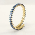 Macro-opname van verstelbare vergulde armband met blauwe marquise geslepen stenen - Blauw