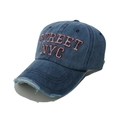 Dettaglio ravvicinato del cappellino in denim lavato blu navy con ricamo NYC e bordi rovinati - M (56-58cm) / Blu Notte
