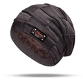 Detailaufnahme der dunkelgrauen Strickmütze mit braunem Kunstfellfutter und Leder-Patch-Deko - Hut / Kaffeebraun