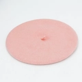 Boina clásica de lana rosa para mujer con tallo decorativo en vista de 45 grados - M (56-58cm) / Rosa Claro