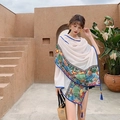Ethno-Stil weißer bestickter Leinenschal mit blauen Quasten und Blumenmuster - Weiß und Blau