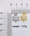 Gros plan de pendentifs flocons dorés et argentés sertis de zircons pesant 1,27g - Style A-Pendentif Flocon de Neige Doré