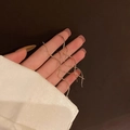 Primer plano de pendientes de hilo ondulado dorado con un diseño colgante largo y elegante - 5# Dorado Enhebrador de Oreja