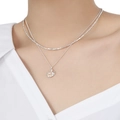 Collana a doppio strato in argento S925 con ciondolo a perla indossata su camicia bianca - Argento 925 / Argento