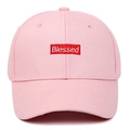 Rosafarbene Baumwoll-Baseballkappe mit gebogenem Schirm und rotem Blessed-Stickerei-Patch - Verstellbar / Rosa