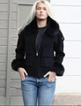 Détail d'une veste noire en laine avec col en fausse fourrure et poignets en fourrure - S / Noir