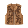 Détail du gilet en daim marron chameau avec broderie florale 3D et coutures de qualité - XS / Brun