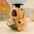 Wasserschwein Kuscheltier mit Doktorhut und Glücks-Teigtasche Plüsch Schlüsselanhänger - Zongzi-Stil / Gelb