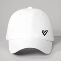 Dettaglio del ricamo a cuore su un cappellino bianco in cotone a 6 pannelli con occhielli - Taglia unica / Bianco