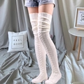 Detail der Zopfmuster-Struktur auf cremefarbenen Overknee-Beinstulpen mit Rippbündchen - 105cm / Weiß