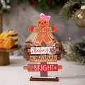 Lebkuchenmann aus Holz mit Christmas Memories Aufschrift vor weihnachtlicher Dekoration - Lebkuchenmann Holz Baum Ornament Stil A